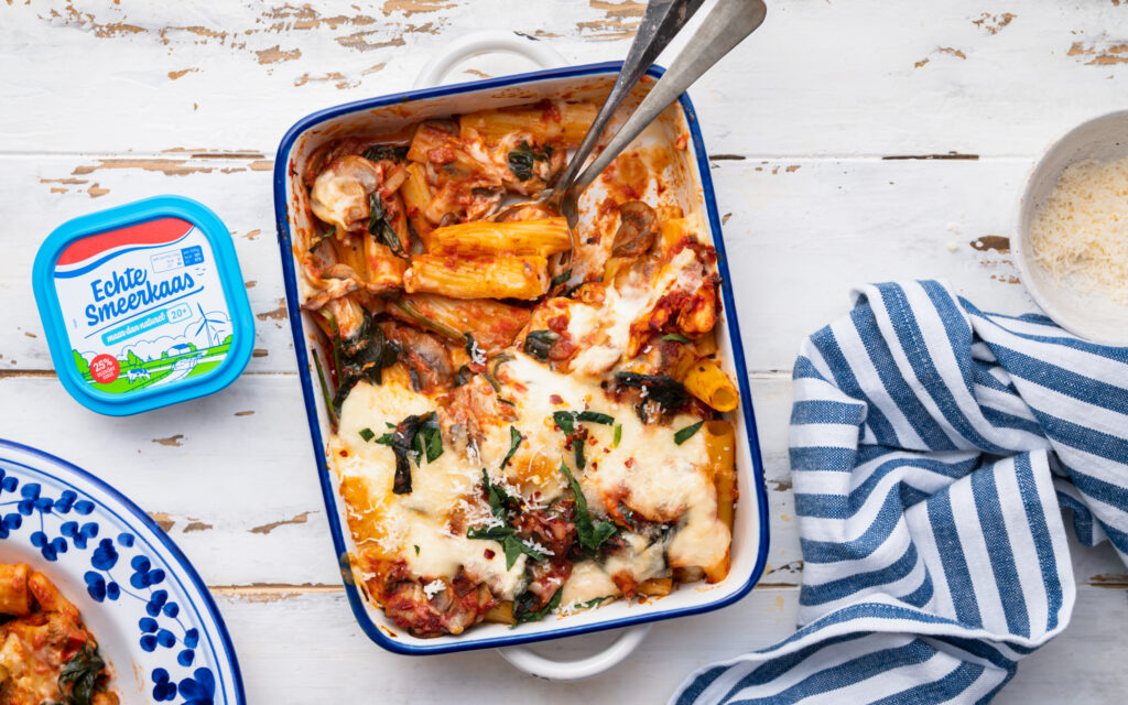 Ovenpasta met kip, groenten en een Echte Smeerkaas bechamelsaus