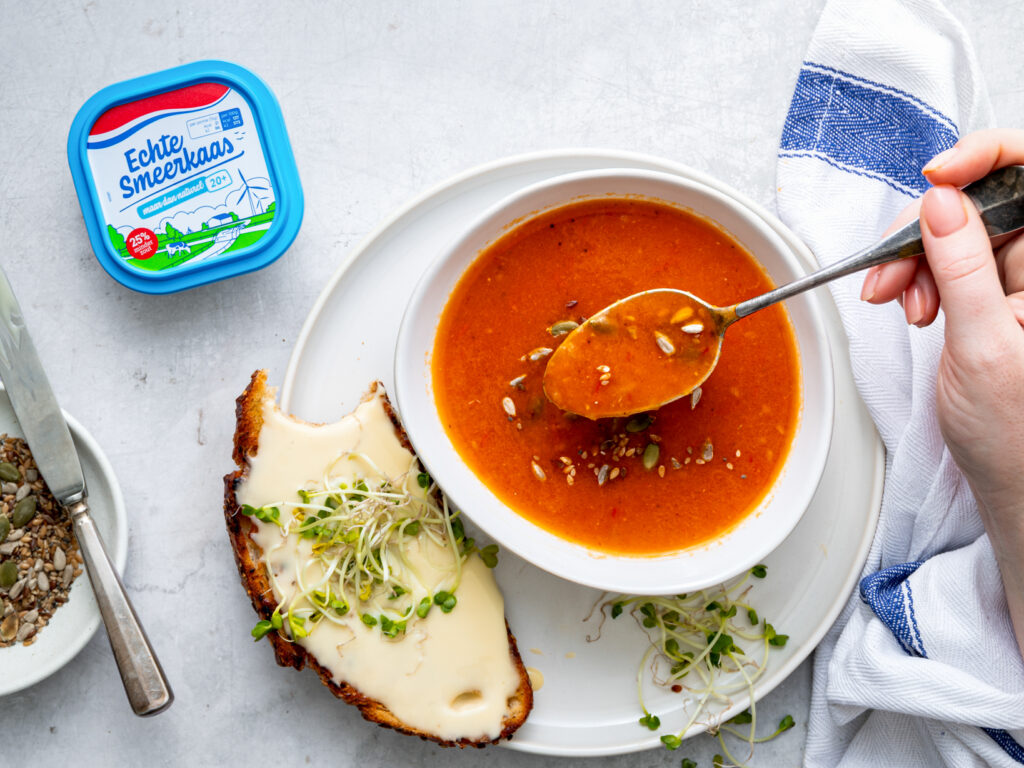 Geroosterde tomatensoep met Echte Smeerkaas op toast
